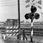 854282 Afbeelding van het bord Wacht tot het rode licht gedoofd is. Er kan nog een trein komen bij de spoorwegovergang ...
